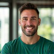 Portretul lui Radu Ionescu, antrenor personal plin de energie, cu un fizic atletic și o atitudine motivantă.